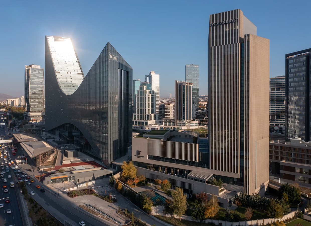 YDA CENTER PLAZA'DA ESKİŞEHİR YOLU CEPHELİ 140 M2 OFİS KATI